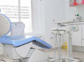 Implante dental de titanio