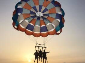 Vuelo a 300 metros en parasailing