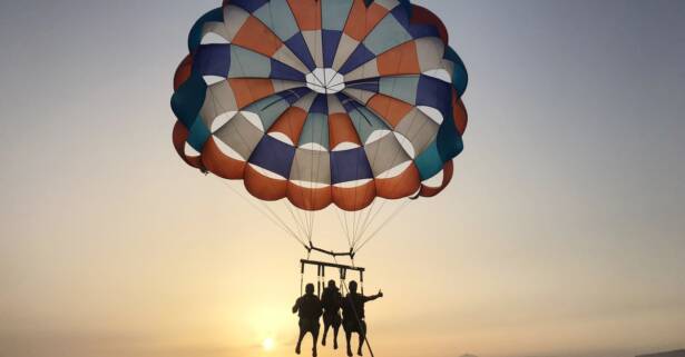 Vuelo a 300 metros en parasailing