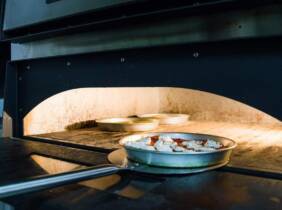 Menú de pizza con alquiler de hamaca y sombrilla en Raffocaccia