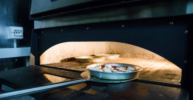 Menú de pizza con alquiler de hamaca y sombrilla en Raffocaccia