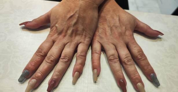 Manicura con puesta de uñas de gel en Centro de Belleza e Imagen Nayla