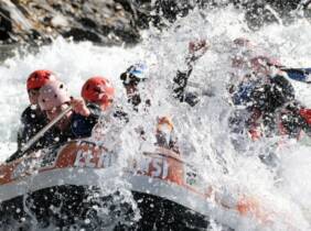 Descubre la emoción del rafting o el barranquismo con comida para 2