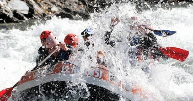 Descubre la emoción del rafting o el barranquismo con comida para 2