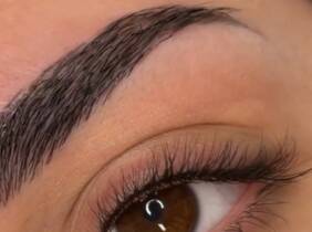 Tratamientos de micropigmentación y diseño de cejas en EllashBrows