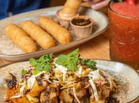 Menú venezolano con tequeños y arepas o pabellón en La Churuata