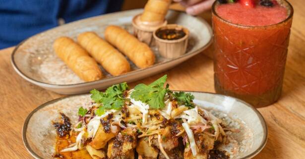 Menú venezolano con tequeños y arepas o pabellón en La Churuata