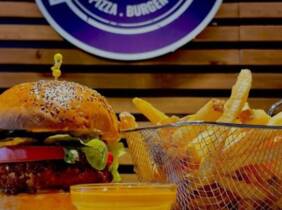 Menú de hamburguesas o pizzas para 2 o 4 personas en Americana Burger