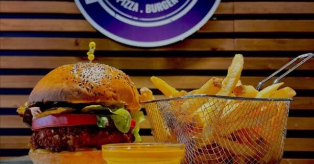 Menú de hamburguesas o pizzas para 2 o 4 personas en Americana Burger