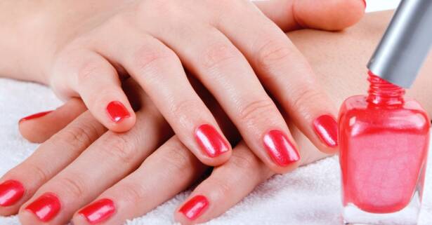 Manicura y/o pedicura semipermanente en Zoe Peluquería Estética