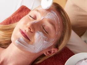 Peeling facial con cromoterapia en Estrada Centre Terapèutic