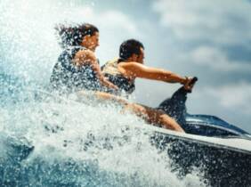 ¡Experimenta la emoción del mar con un paseo en moto acuática!