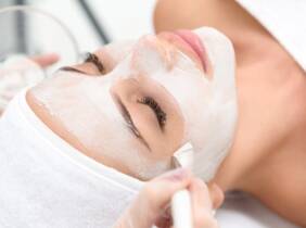 Higiene o ritual de rejuvenecimiento facial en Lunnails Las Rozas