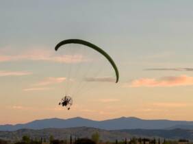 Vuelo en parapente biplaza o a motor con piloto en Íkaro Parapente