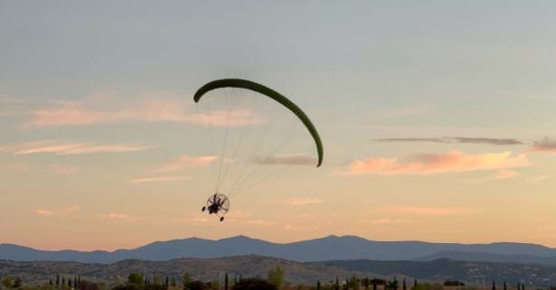 Vuelo en parapente biplaza o a motor con piloto en Íkaro Parapente