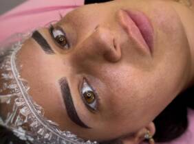 Luce un eyeliner semipermanente con microblading o micropigmentación