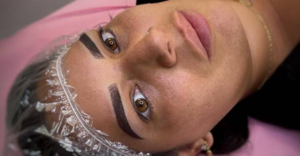 Luce un eyeliner semipermanente con microblading o micropigmentación