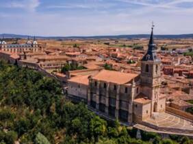 Burgos: habitación doble con desayuno y visita a monasterio