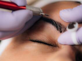 Sesión de microblading y opción de diseño de cejas con retoque