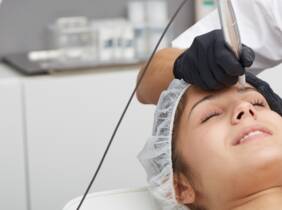 Sesión de microblading o microshading de cejas en Surur Belleza