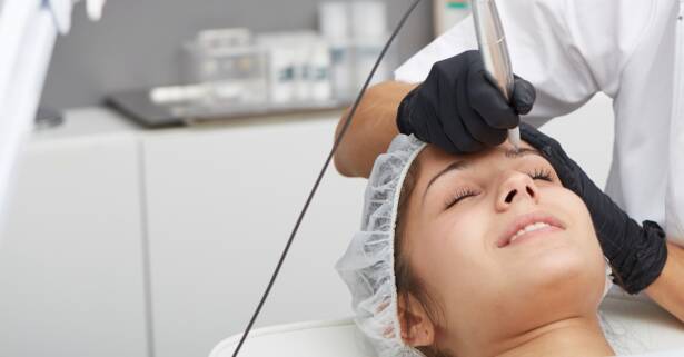 Sesión de microblading o microshading de cejas en Surur Belleza